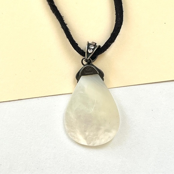 vintage • white marble stone pendant with engraved details on suede necklace - Picture 8 of 13